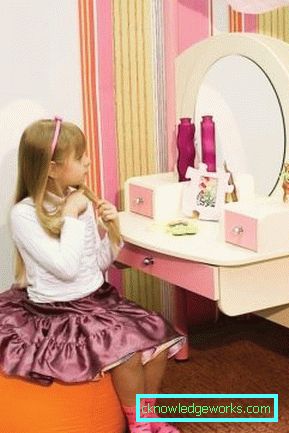 Children's dressing table with a mirror for girls: features of choice