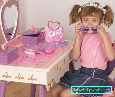 Children's dressing table with a mirror for girls: features of choice