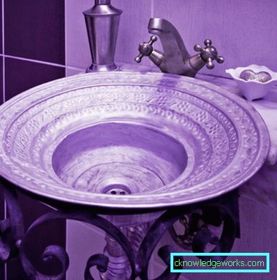 Violet bathroom - an unusual color design solution