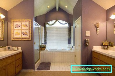 Violet bathroom - an unusual color design solution