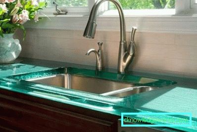 Kitchen in turquoise color - features