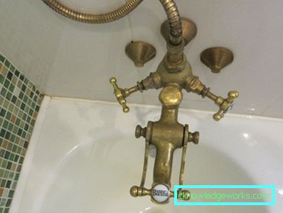 Retro style faucets: a fashionable old man in the bathroom